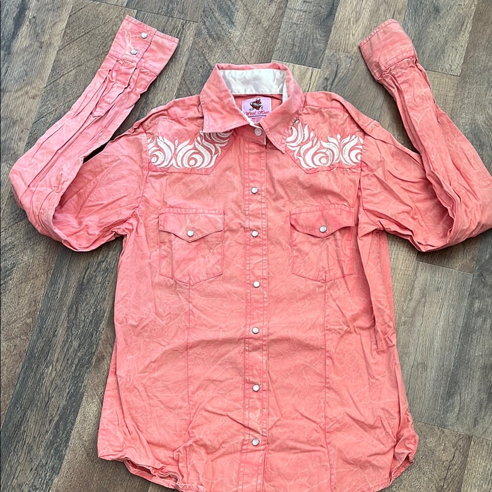 4/$20🥳 Wired Heart Coral Western Shirt women’s size S
